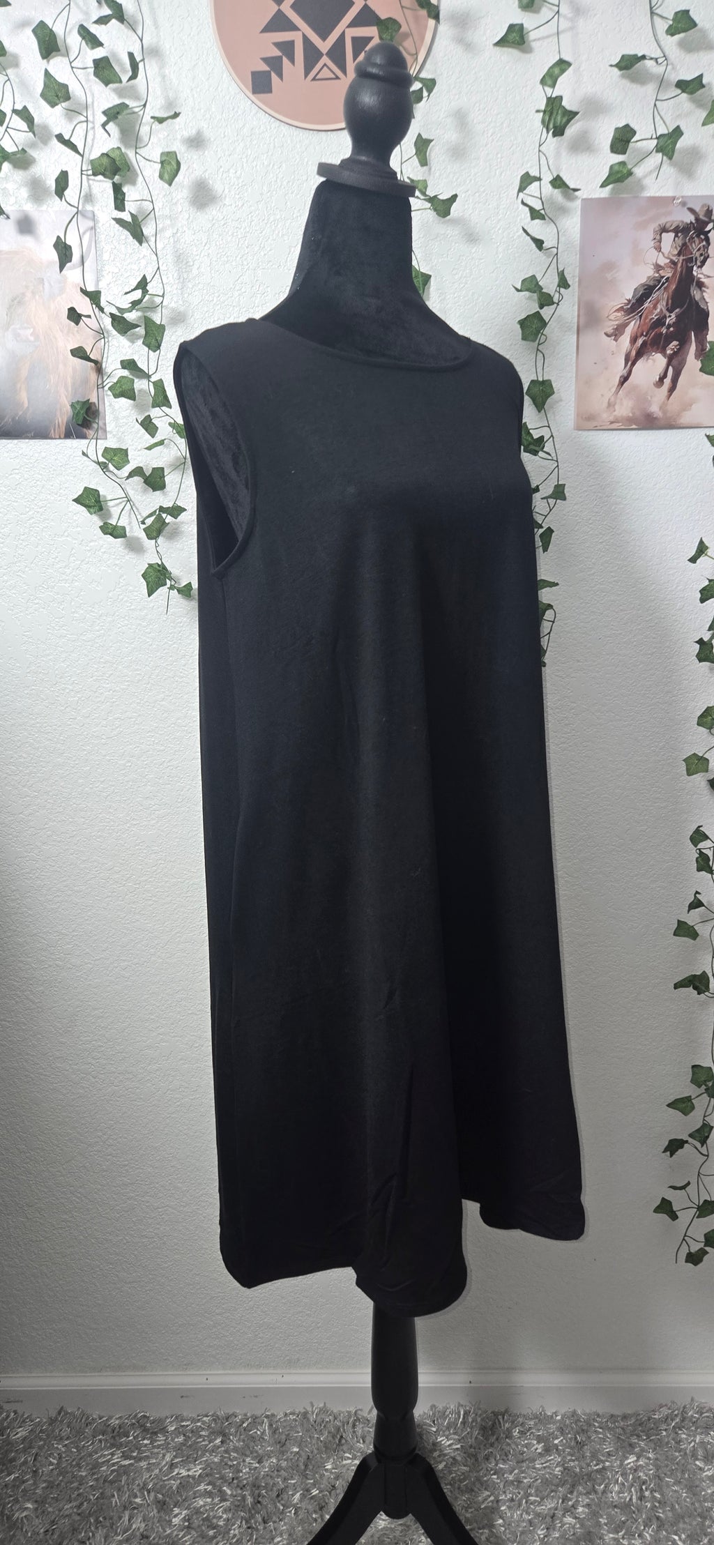 Sleeveless flared dress with pockets