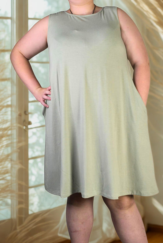 Sleeveless flared dress with pockets