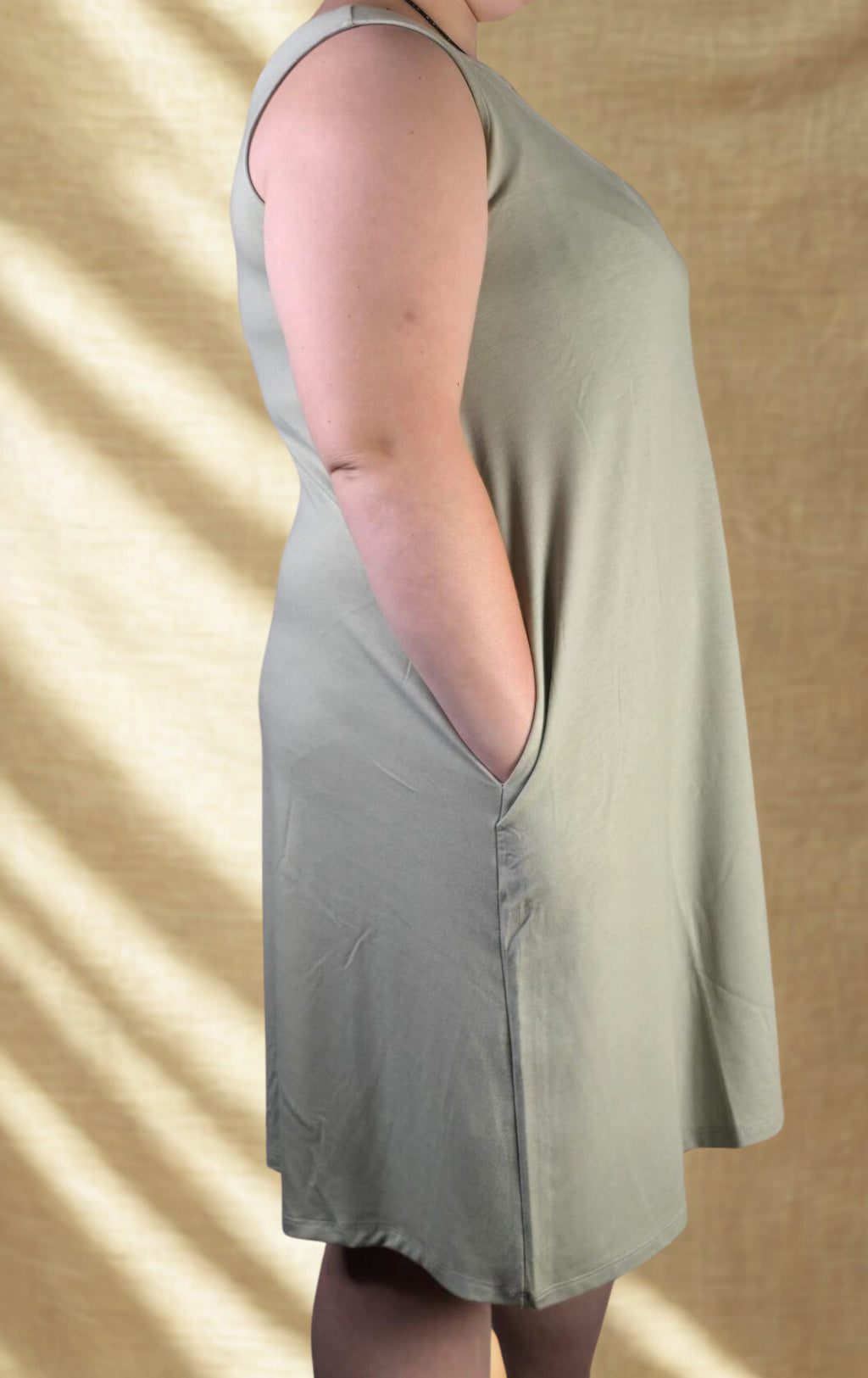 Sleeveless flared dress with pockets